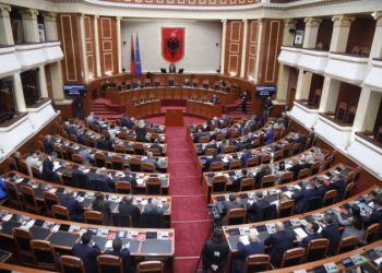 VIDEO-“S’pres që e mençura Zegjine të ketë mençurinë e Dritëroit”/ Debate në seancë, Çaushi “përplaset” me Blushin: Ai që të çon sms në tel…