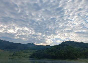 Dita sot parashikohet me vranësira dhe kthjellime, reshje të lehta në zonat malore