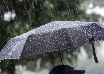 Moti për sot me vranësira të dendura dhe reshje shiu, në Alpe do ketë prezencë bore