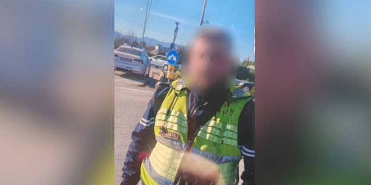 Polici bashkiak dhunon drejtorin e IMT në Vlorë gjatë aksionit për lirimin e hapësirave