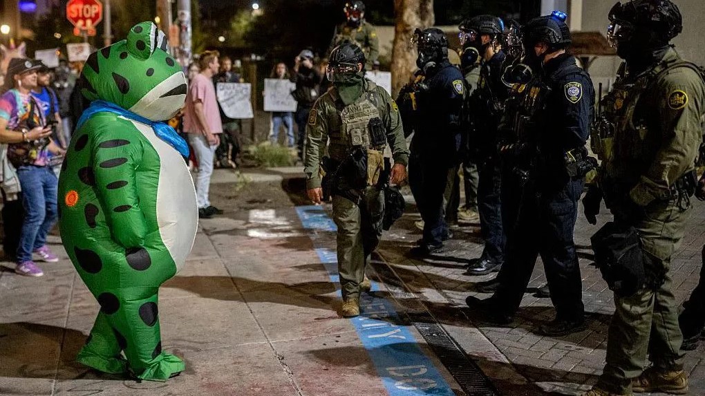 Nga Pepe te protestat anti ICE  si u shndërrua bretkosa meme e ekstremit të djathtë kundër Trump