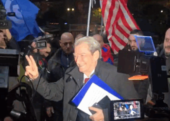 FOTOLAJM / Pak minuta para protestës, Berisha mbërrin në selinë blu