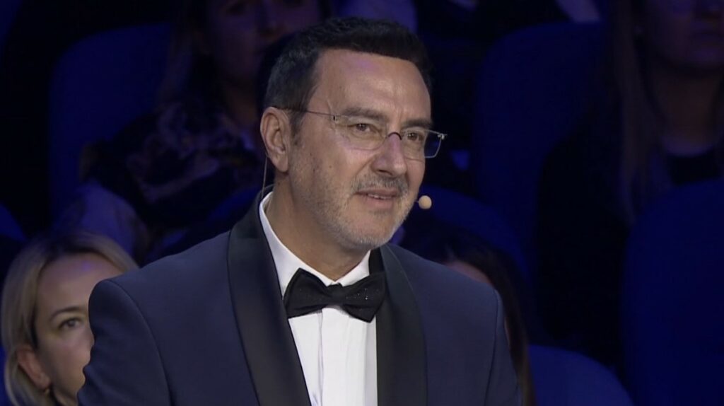 Humbi nënën  Pirro Çako s përmban emocionet  Kalova një periudhë të vështirë 