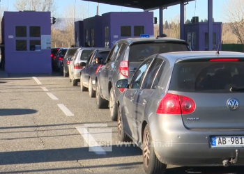 Fluks i shtuar lëvizjesh në Muriqan, mbi 20 mijë persona kanë hyrë në 24 orë, shkak fundjava dhe afrimi i festave