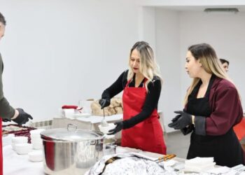 Bashkia Tiranë shtron drekë për fëmijët me aftësi ndryshe, Ristani: Dhurata më e bukur është të silleni mirë me njëri-tjetrin