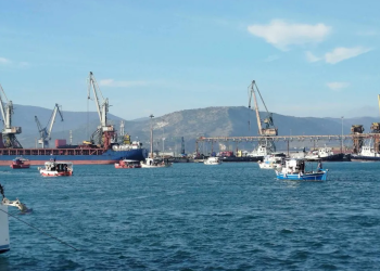 Fermerët dhe peshkatarët bllokojnë portin e Volosit, protestat përshkallëzohen në gjithë Greqinë