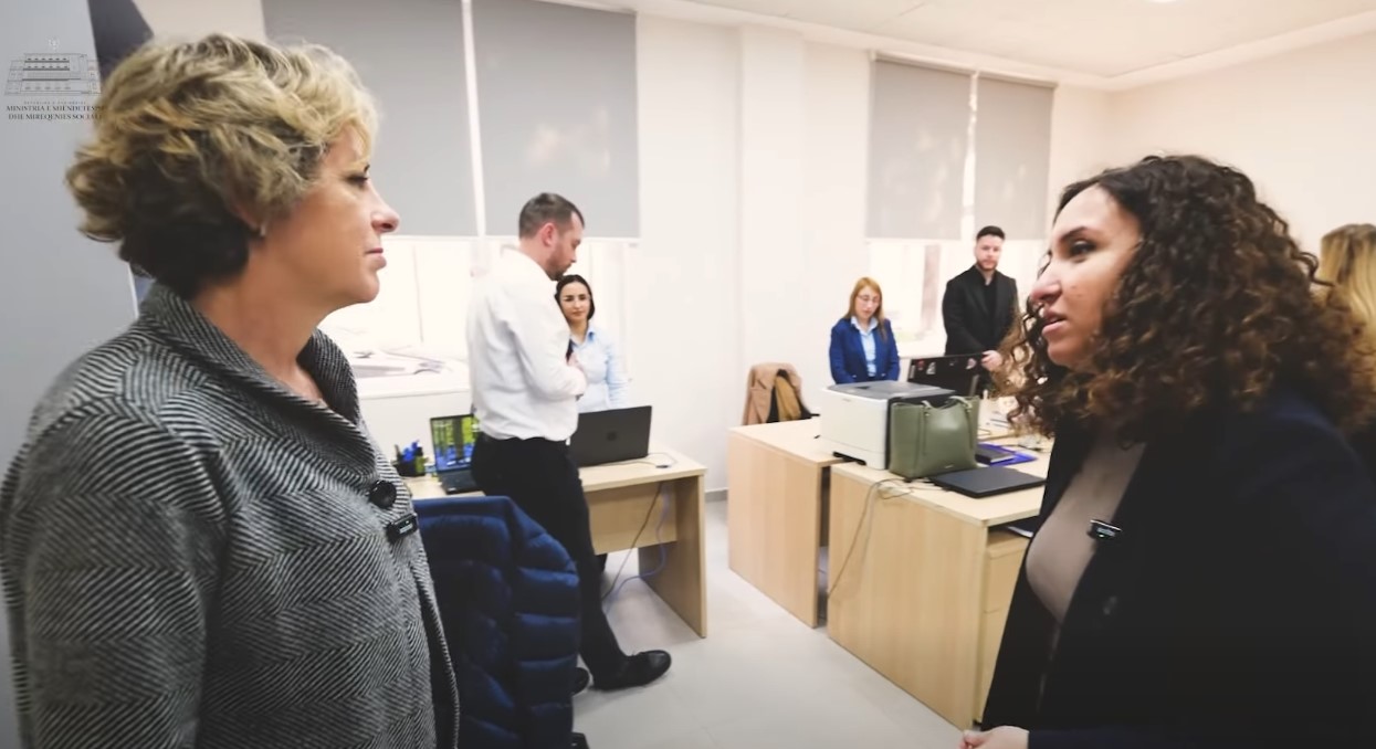 Ministrja Sala takim me stafin e OSHKSH  Kujdes i shtuar gjatë sezonit të festave