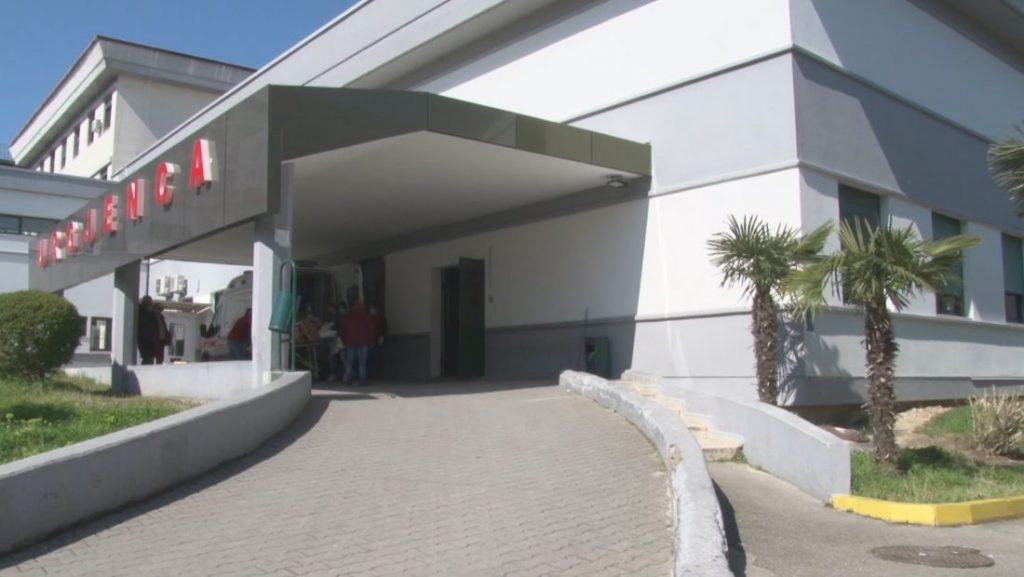 Vrasja e 15 vjeçarit  reagon Spitali i Durrësit  Nuk kanë ikur dritat kur është operuar