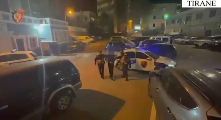  EMRAT VIDEO Operacioni kundër lëndëve narkotike  Goditet rrjeti kriminal në Tiranë  22 të arrestuar  Zonat ku e shitnin drogën