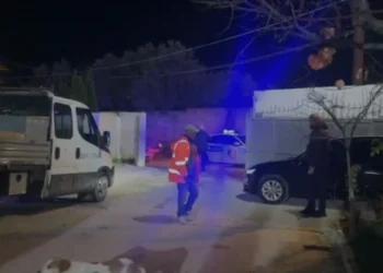 VIDEO-“Kriza” e ujit në Vlorë/ Nis puna për riparimin e tubacionit kryesor! Defekti nga amortizimi i rrjetit dhe..