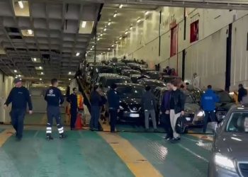 VIDEO/ Rikthehen emigrantët për festat e fundvitit, fluks pasagjerësh në portin e Vlorës