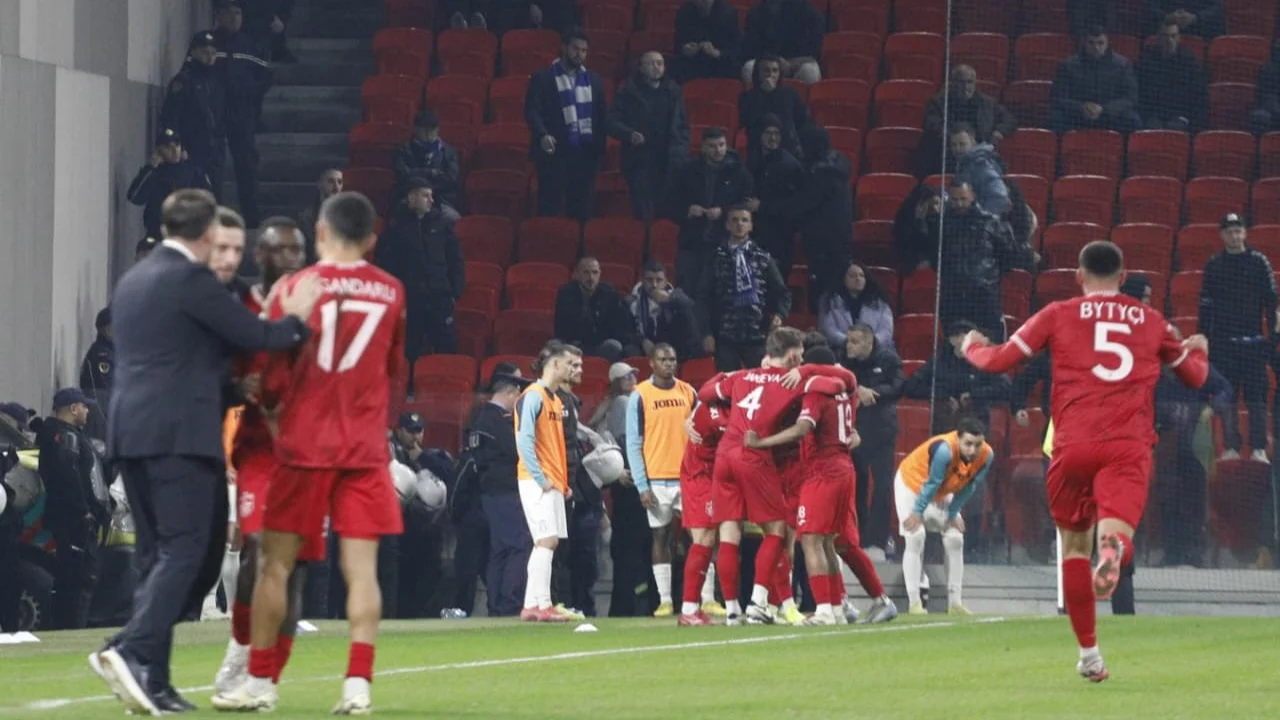 Partizani triumfon në derbin e kryeqytetit  mposht 0 2 Tiranën në  Arenën Kombëtare 