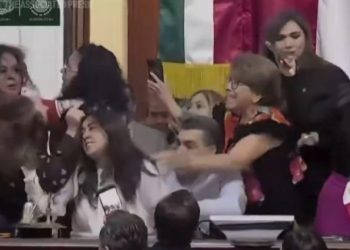 VIDEO/ Përleshje fizike mes ligjvënëseve në Kongres, deputetet meksikane kapen për flokësh