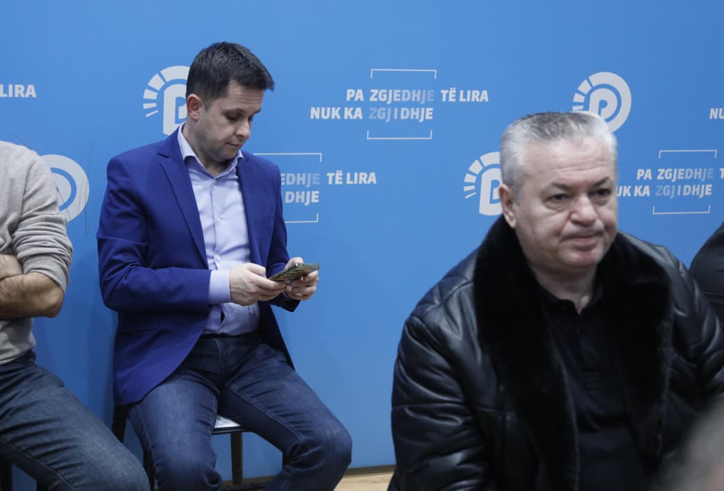 FOTOLAJM   PD mbledh Këshillin Kombëtar  Alimehmeti ulet në fund të sallës