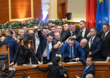 Dhuna në Kuvend, “Etika” përjashton me 30 ditë gjashtë deputetë të PD. ‘Shpëtojnë’ 23 të tjerë