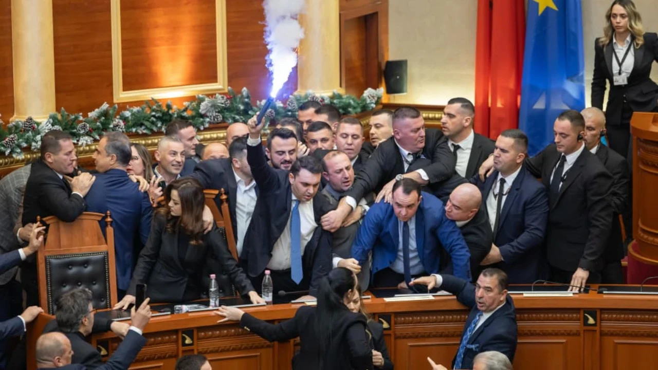 Dhuna në Kuvend   Etika  përjashton me 30 ditë gjashtë deputetë të PD   Shpëtojnë  23 të tjerë