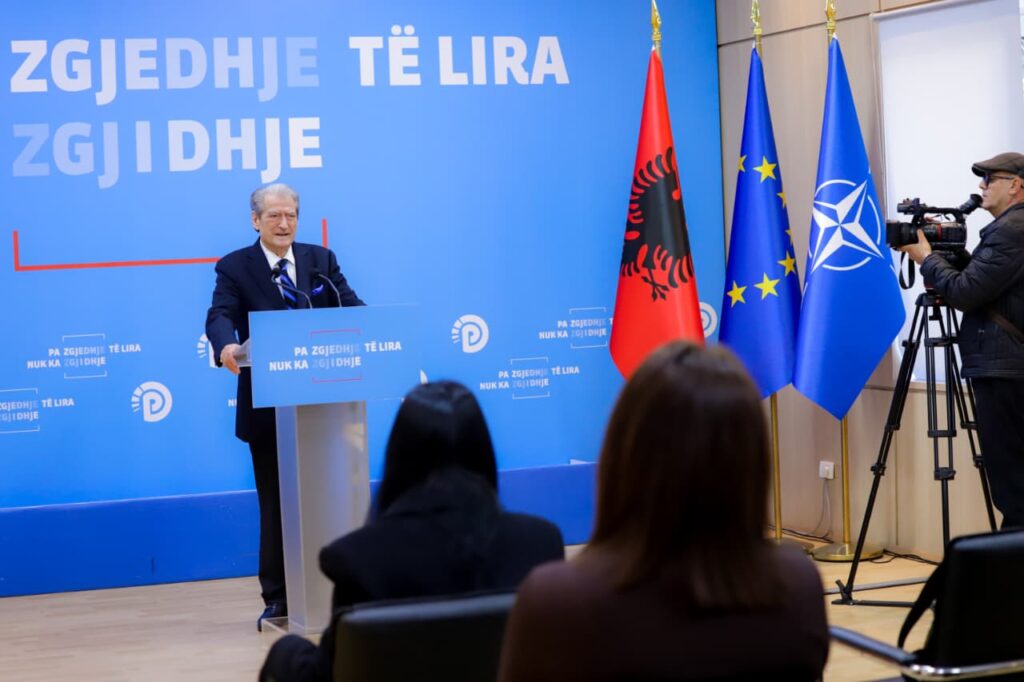 Berisha fton shqiptarët në protestë  Të bashkohemi pavarësisht dallimeve të përmbysim regjimin 
