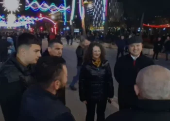 FOTOLAJM / Protesta para Kryeministrisë, në shesh Argita Berisha dhe Jamarbër Malltezi