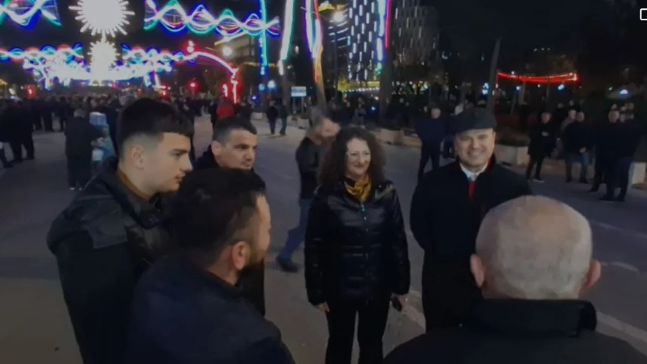 FOTOLAJM   Protesta para Kryeministrisë  në shesh Argita Berisha dhe Jamarbër Malltezi