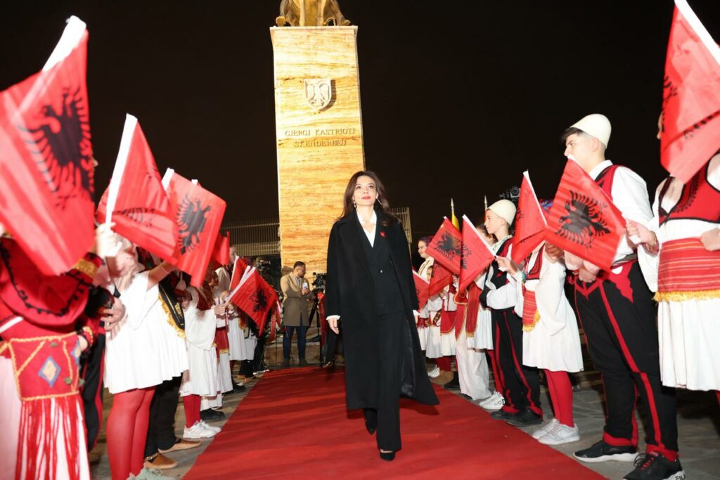 Spiropali nderime te monumenti i Skënderbeut në Shkupin e vjetër  Simbol i qëndresës