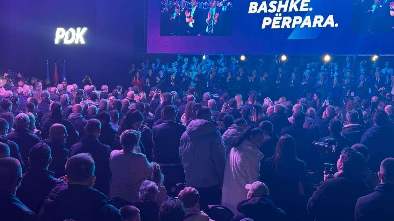 Nesër mbahen zgjedhjet  Mbyllet mitingu i PDK së në Kosovë  pjesëmarrësit  shpërthejnë  në brohoritma për UÇK