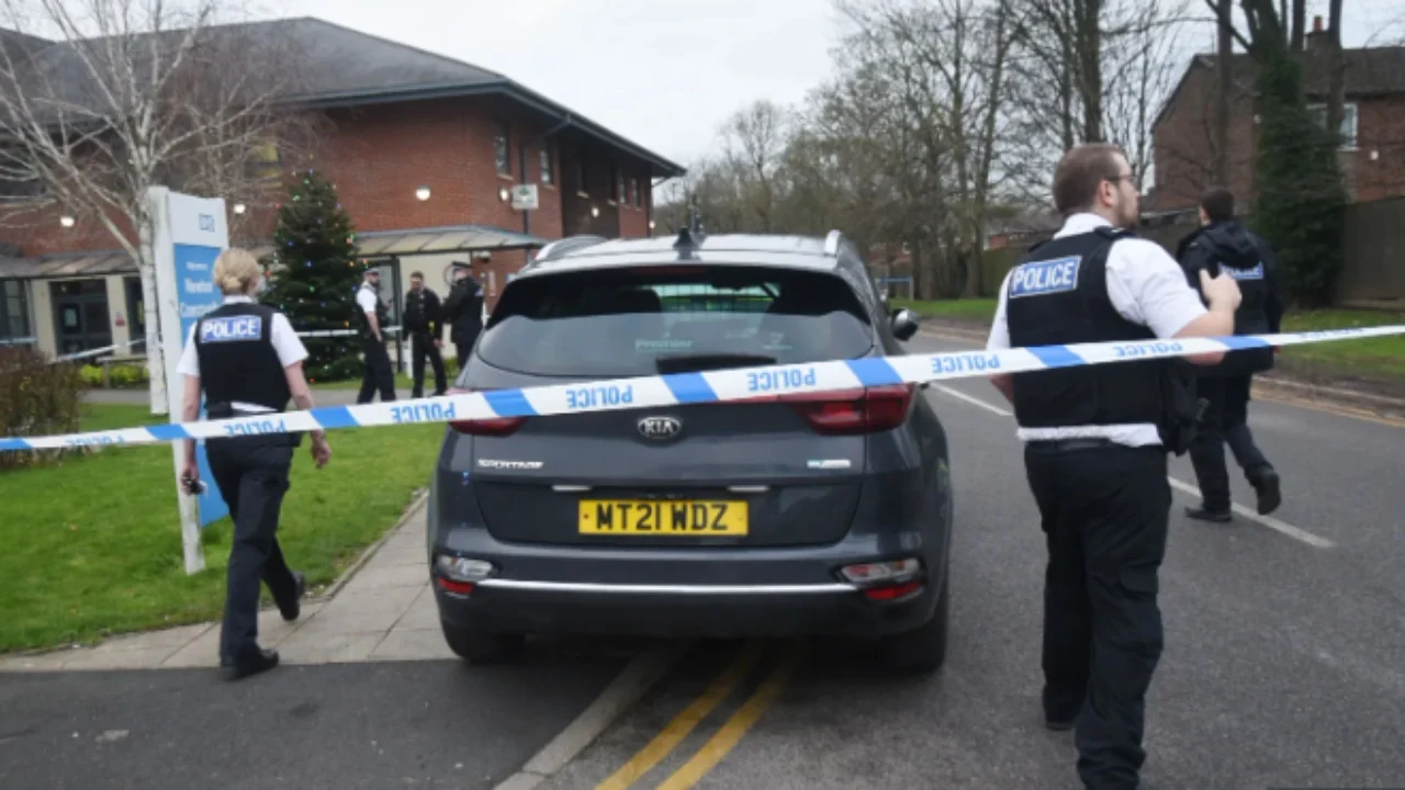 Vepron pa mëshirë  20 vjeçari sulmon 5 persona me levë hekuri  nuk u lejua të futej në spital  Dyshohet se  