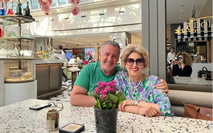  Do të këndojë bilbili  te bliri Kostandinës   Agron Llakaj bën veprën e veçantë në nderim të bashkëshortes