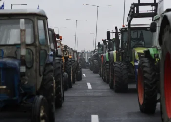 Fermerët nuk tërhiqen, bllokojnë pikat nevralgjike të rrjetit rrugor në Greqi, kaos në autostrada