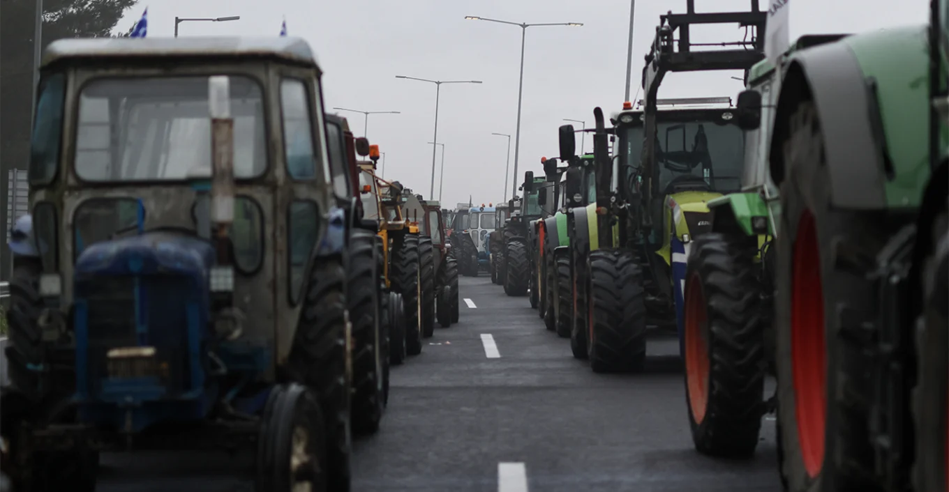 Fermerët nuk tërhiqen  bllokojnë pikat nevralgjike të rrjetit rrugor në Greqi  kaos në autostrada