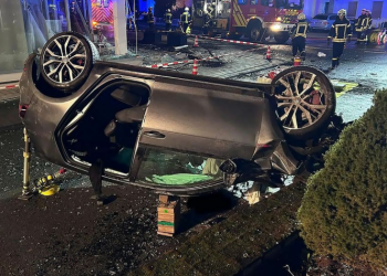 Po arratiseshin nga policia dhe makina u përplas me një dyqan fustanesh nusërie, aksidentohen rëndë tre shqiptarë në..