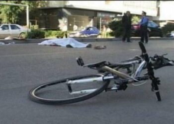 Aksident tragjik në Durrës/ Makina merr përpara biçikletën, humb jetën 69-vjeçari. Shoqërohet në polici shoferja