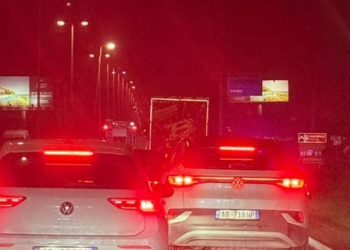 Aksident në autostradën Tiranë-Durrës, policia dhe ekipet e emergjencës në vendngjarje