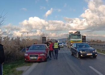 Tre automjete përplasen në aksin rrugor Lushnjë-Fier, raportohet se.. Zjarrfikësit dhe ambulancat në vendngjarje (FOTOT)
