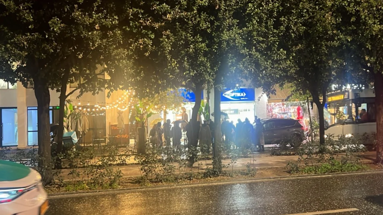 Tiranë  Aksident tek Bulevardi Zogu i Parë  raportohet se makina përplasi motorin