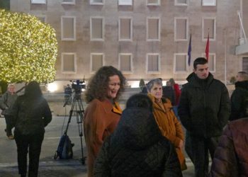FOTO/ Argita Berisha i bashkohet protestës së opozitës para Kryeministrisë