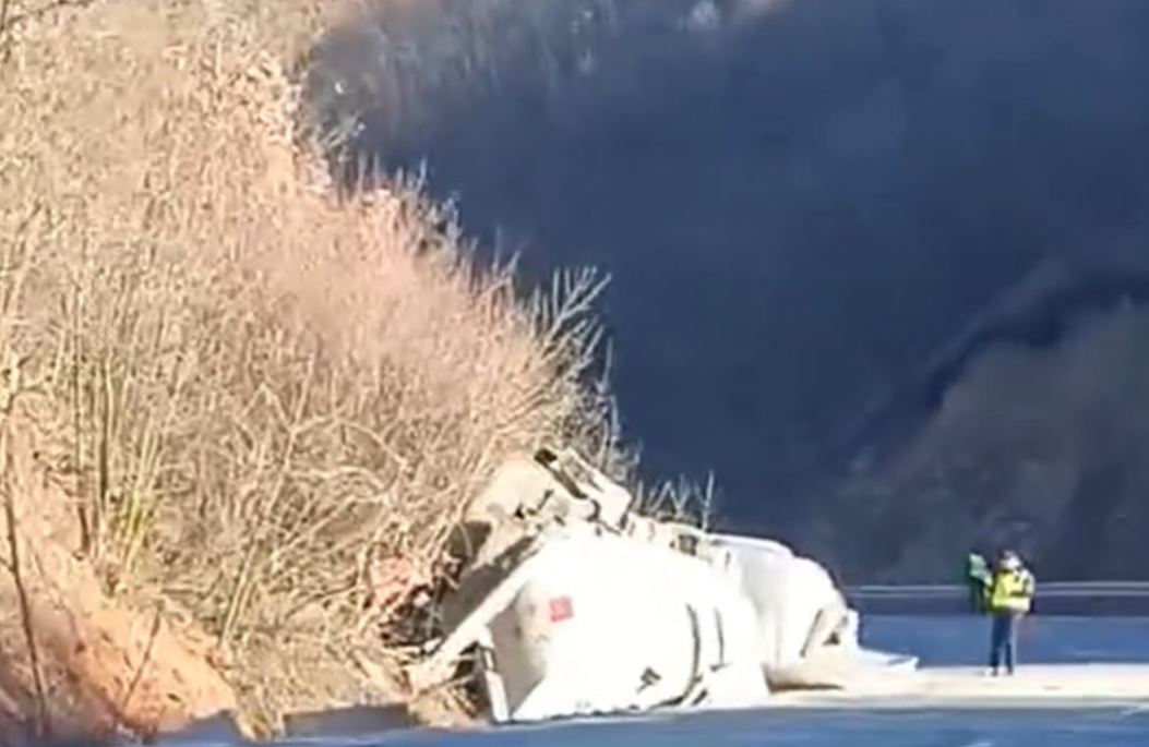 Autoboti me gaz aksidentohet në Strugë Qafë Thanë  bllokohet qarkullimi i mjeteve mes dy vendeve  Policia jep detaje