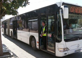 Dy linjat urbane të Kamzës rritën çmimin e biletës për udhëtarët/ Nis hetimet Autoriteti i Konkurrencës