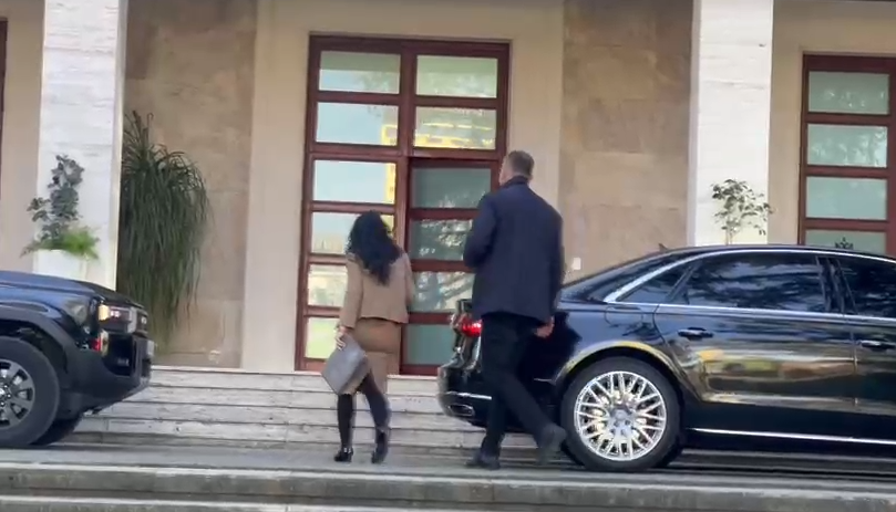 Rama mbledh qeverinë  e pranishme dhe zv kryeministrja Belinda Balluku