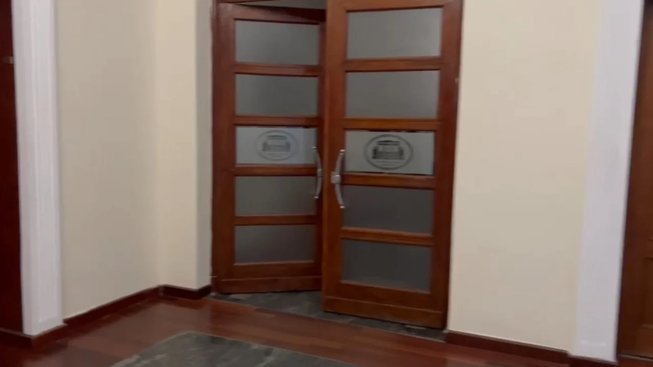 Imuniteti i Ballukut  Deputetët e opozitës kërkuan mbledhje të Këshillit të Mandateve  Bylykbashi  Na u mbyll dera e sallës