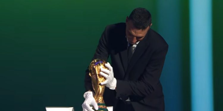 Trajneri i Argjentinës, kampione e Botës në fuqi, Lionel Scaloni, ka sjellë në skenë trofeun e Botërorit.
