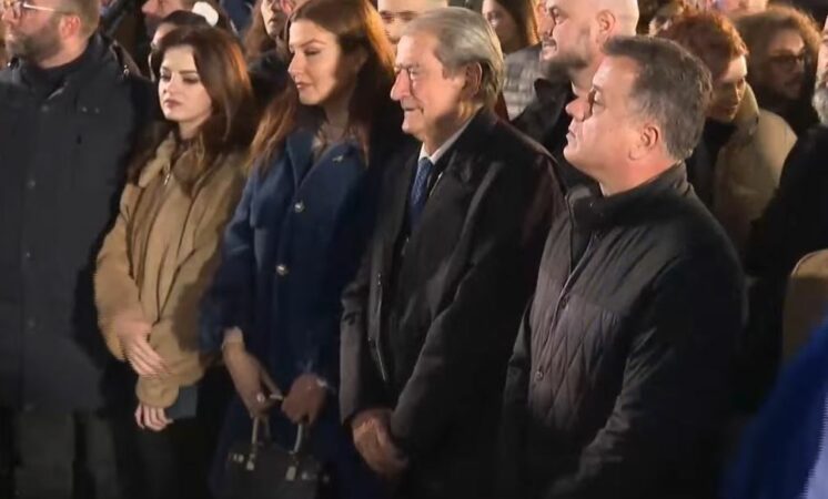Foltorja para Kryeministrisë  mbërrin në protestë kreu i PD  Sali Berisha