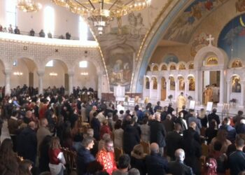 Krishtlindja, mbahet në katedralen ‘Ngjallja e Krishtit’ mesha për besimtarët ortodoksë