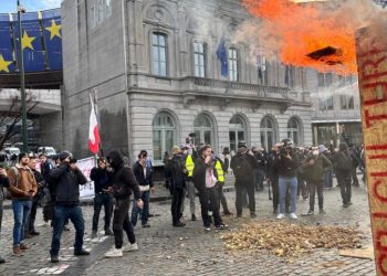 VIDEO/ Fermerët kthejnë Brukselin përmbys, protestë para Parlamentit Evropian! Zjarre, tymuese, sulme dhe parulla..