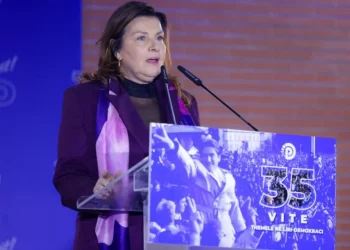 Aktorja Rajmonda Bulku elozhe Berishës në 35-vjetorin e themelimit të PD: Krenare që ju kam ndjekur! Do vazhdojmë t’ju besojmë