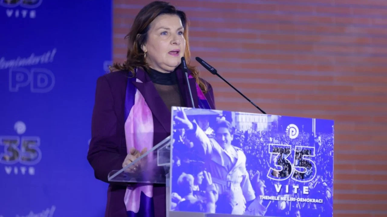 Aktorja Rajmonda Bulku elozhe Berishës në 35 vjetorin e themelimit të PD  Krenare që ju kam ndjekur  Do vazhdojmë t ju besojmë