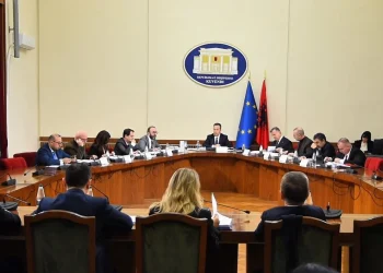 Çështja ‘Balluku’, Këshilli i Mandateve vendos që anëtarët të marrin me vete USB me 10 mijë faqe me prova