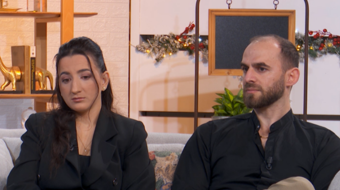 VIDEO U bekuan me katërnjakë  2 prej tyre nuk shikojnë  Prindërit tregojnë emocionet edhe sfidat  