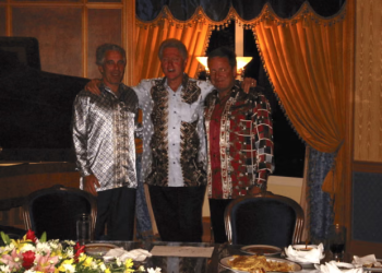 I nxorën fotot e vjetra me Epsteinin, Clinton akuzon Shtëpinë e Bardhë se po e përdor si “kokë turku”