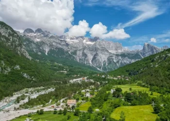 ”Express”: Thethi, fshati i vogël malor si Zvicra, por pa turma dhe pa çmime të shtrenjta