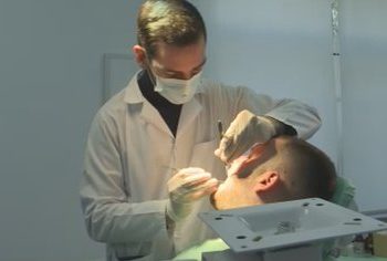 Kujdesi për dhëmbët, tek dentisti vetëm kur kemi dhimbje. Klinika në QSUT ofron shërbime falas